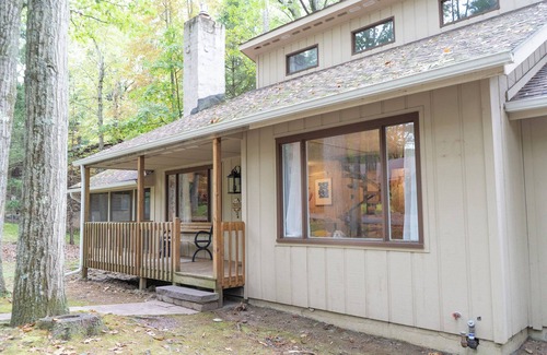 Lake Harmony Cabin | Cozy Cabin Minutes from Skiing Lake Access WaterPark Golf