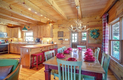 Boone Cabin | Cozy Cabin + Mt View/River/Hot Tub/Pool Table/Fire Pit