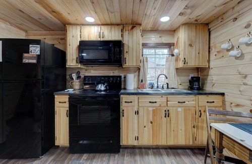Stanton Cabin | Cozy Cabin near Red River Gorge and Hollerwood - The Deer Run - Pet Friendly!