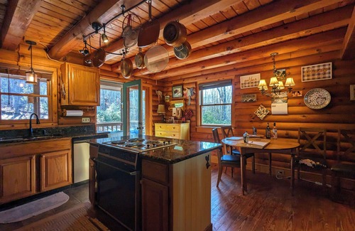 Pickens Cabin | Cozy Cabin Near Table Rock Nestled in Nature. Dog Friendly!