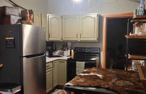 Lebanon Cabin | Cozy cabin near the Niangua river and Bennet Springs State park. Pet friendly !