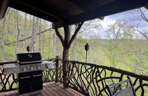 Tuckasegee Cabin | Cozy Cabin Nested in the Beautiful Blue ridge Mountains!