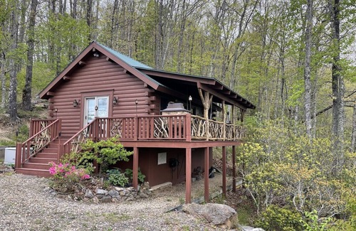 Tuckasegee Cabin | Cozy Cabin Nested in the Beautiful Blue ridge Mountains!