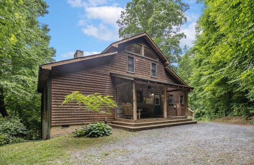 Apple Ridge Cabin | Cozy Cabin Nestled in Wooded Setting
