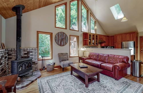 Eureka Cabin | Cozy Cabin Nestled on 2.5 Acres of Pristine Redwood Forest *Hot Tub *Fire Pit!