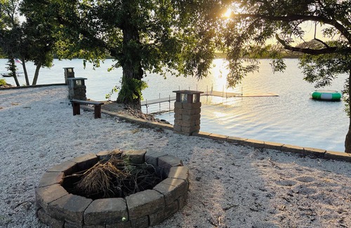 Palo Alto County Cabin | Cozy Cabin on 5 Island Lake - Family Friendly