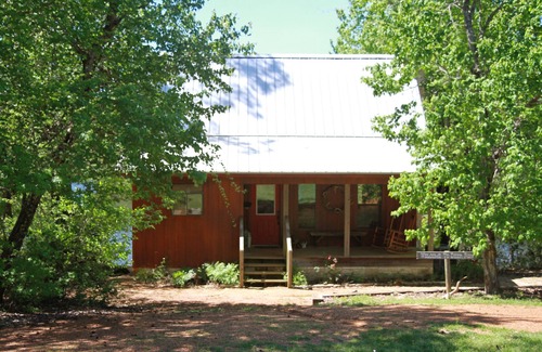 Grapeland Cabin | Cozy Cabin on a private lake.