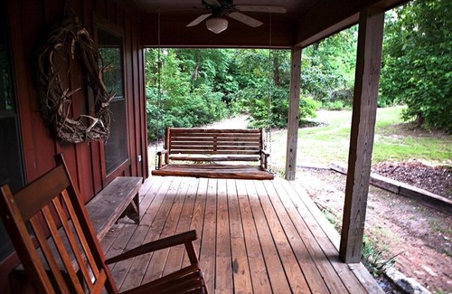 Grapeland Cabin | Cozy Cabin on a private lake.