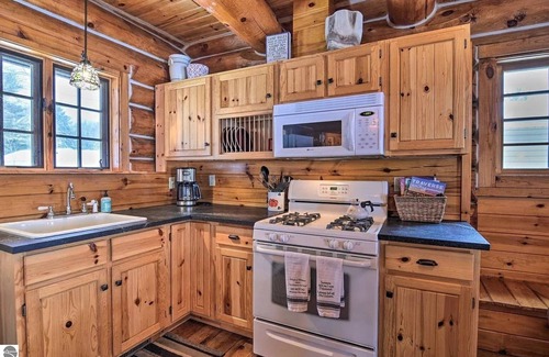 Kalkaska Cabin | Cozy Cabin on Lake Manistee