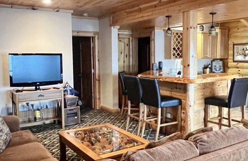 Lodi Condo | Cozy Cabin on Lake Wisconsin nSkiing, Fishing & Hiking Retreat
