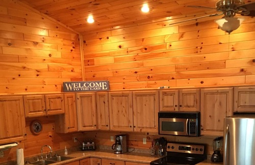 Hayward House | Cozy Cabin on Nelson Lake