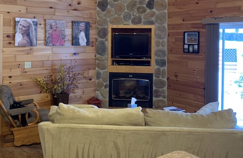 Hayward House | Cozy Cabin on Nelson Lake