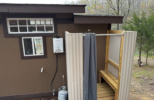 Clifford Cabin | Cozy cabin on Private Lake in fabulous Amherst. Near the Blue Ridge Parkway.