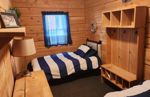 Ashville House | Cozy Cabin on the Canal w Kayaks, Jacuzzi and dock!