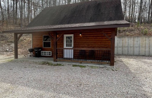 Van Buren Cabin | Cozy Cabin on the edge of town only 1/2 mile from Current River !