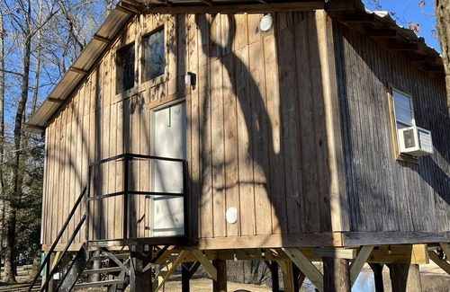 Clinton Cabin | COZY CABIN ON THE RIVER WITH AMAZING VIEWS & SCENERY