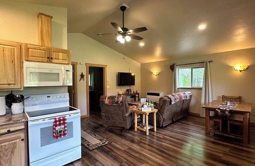 Coram Cabin | Cozy cabin only 7 miles from Glacier National Park