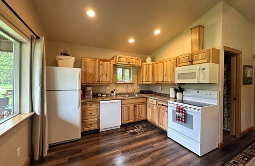 Coram Cabin | Cozy cabin only 7 miles from Glacier National Park