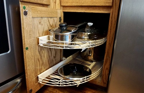 Royal Pines Cabin | COZY CABIN OUTSIDE OF ASHEVILLE. MOUNTAIN VIEW/ PET FRIENDLY/ WIFI AVAILABLE