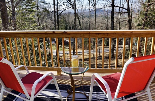 Royal Pines Cabin | COZY CABIN OUTSIDE OF ASHEVILLE. MOUNTAIN VIEW/ PET FRIENDLY/ WIFI AVAILABLE