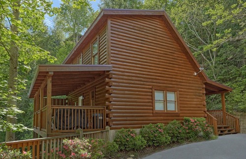 Gatlinburg Cabin | Cozy cabin, perfect for a honeymoon or an adventure-filled family getaway!
