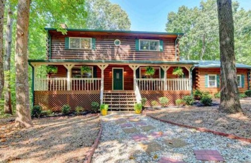 Snellville Cabin | **Cozy Cabin Perfect for Large Groups and Events**