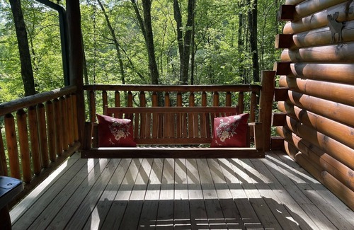 Gatlinburg - Pigeon Forge Cabin | COZY CABIN! Perfect Honeymoon or Private Getaway. Hot tub & Fireplace