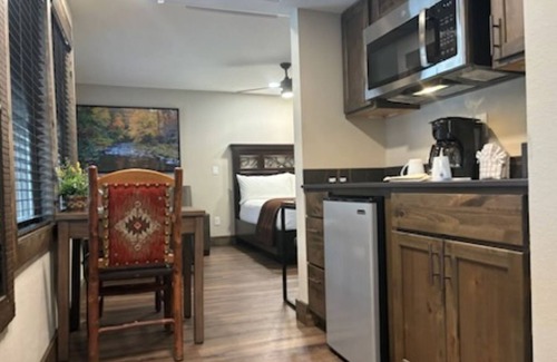 Gatlinburg - Pigeon Forge Resort | Cozy cabin resort in beautiful Gatlinburg TN with majestic mountain top view.
