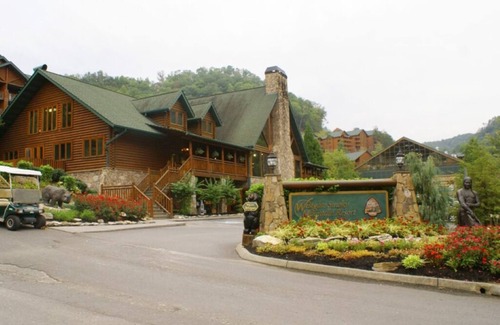 Gatlinburg - Pigeon Forge Resort | Cozy cabin resort in beautiful Gatlinburg TN with majestic mountain top view.