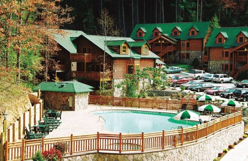 Gatlinburg - Pigeon Forge Resort | Cozy cabin resort in beautiful Gatlinburg TN with majestic mountain top view.