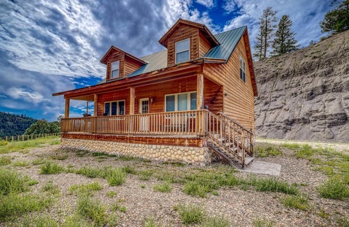 Pagosa Springs House | Cozy Cabin Retreat w/Games, Hot Tub, Pet-Friendly & Forest Access