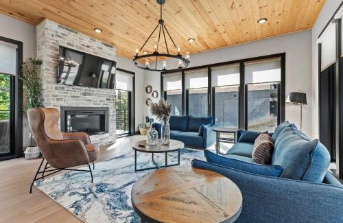 Sevierville House | Cozy cabin retreat w Hot Tub & Rooftop Deck near Dollywood