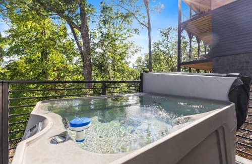 Sevierville House | Cozy cabin retreat w Hot Tub & Rooftop Deck near Dollywood