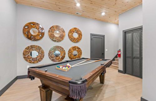 Sevierville House | Cozy cabin retreat w Hot Tub & Rooftop Deck near Dollywood