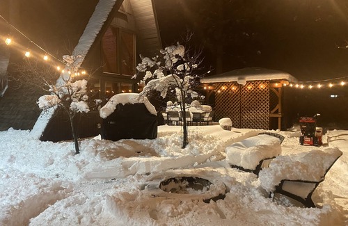 La Pine House | Cozy cabin style house/Hot Tub/Free Wi-Fi/Pets are welcome/RV Hookup