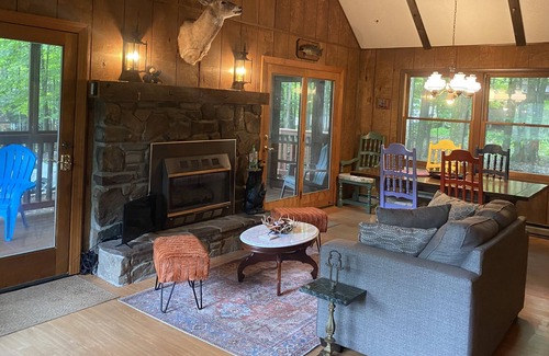 Hamlin House | COZY CABIN-THE HIDEOUT-walk to the amenities
