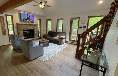 East Stroudsburg Cabin | Cozy Cabin @ The Poconos! Close to Ski Mountains