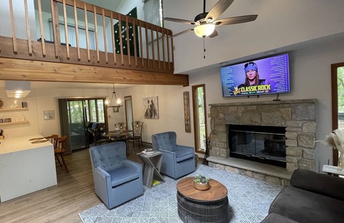 East Stroudsburg Cabin | Cozy Cabin @ The Poconos! Close to Ski Mountains
