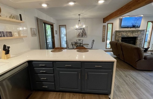 East Stroudsburg Cabin | Cozy Cabin @ The Poconos! Close to Ski Mountains