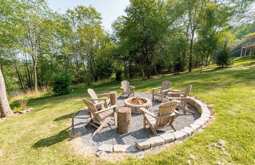 McHenry Cabin | Cozy Cabin w/Arcade, Deck & Fire Pit