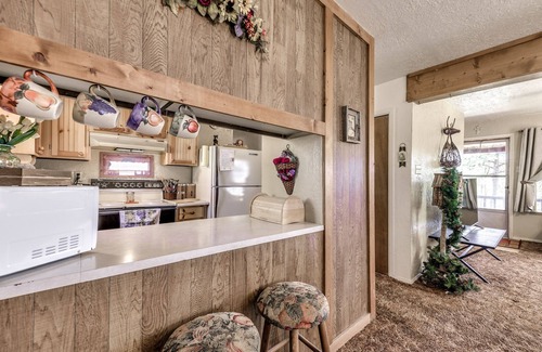 Ruidoso Cottage | Cozy Cabin w/Deck < 1 Mi to Midtown Ruidoso!