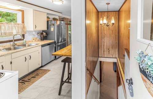 Berkeley Springs Cabin | Cozy Cabin w Fire Pit, Grill, Deck & Walk to Town