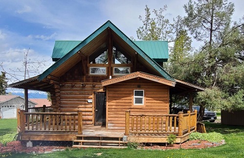 Lakeside Cabin | Cozy Cabin w/firepit, 5 min walk to beach. (pet friendly!)