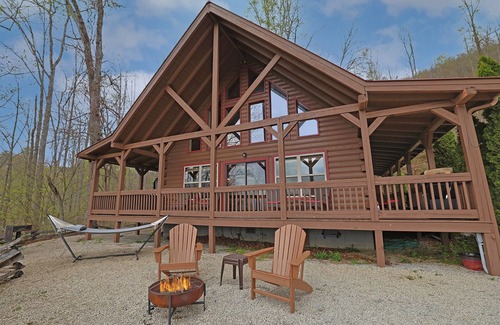 Bryson City Cabin | Cozy Cabin w/Great Views, Hot Tub *Starlink*
