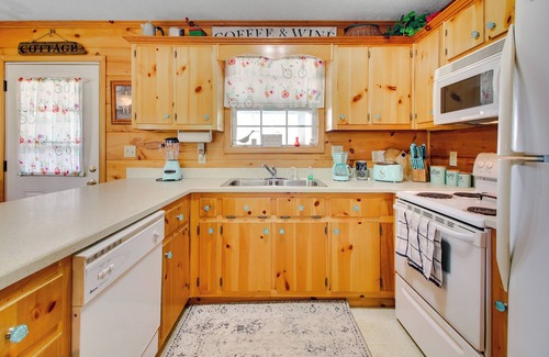 Byrdstown Cabin | Cozy Cabin w/Grill & Fire Pit By Dale Hollow Lake