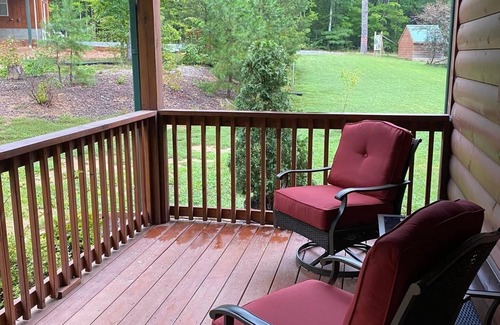 Oak Hill Park Cabin | Cozy cabin w/hot tub! Lake access w/walk to pier
