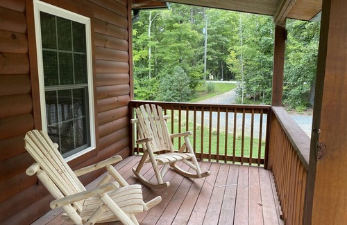 Oak Hill Park Cabin | Cozy cabin w/hot tub! Lake access w/walk to pier
