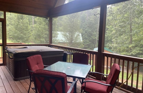 Oak Hill Park Cabin | Cozy cabin w/hot tub! Lake access w/walk to pier