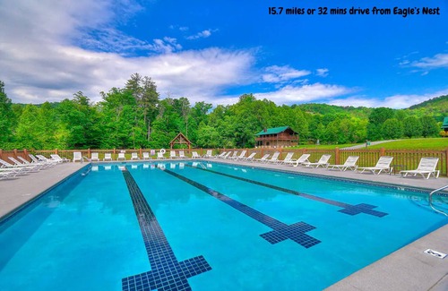 Sevierville House | Cozy Cabin w/Hot Tub Pool 2 Kings Pet OK