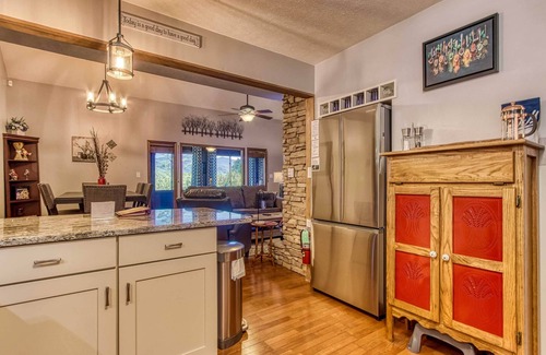 Gatlinburg Cabin | Cozy Cabin w/Mountain Views Near SkyLift Park!